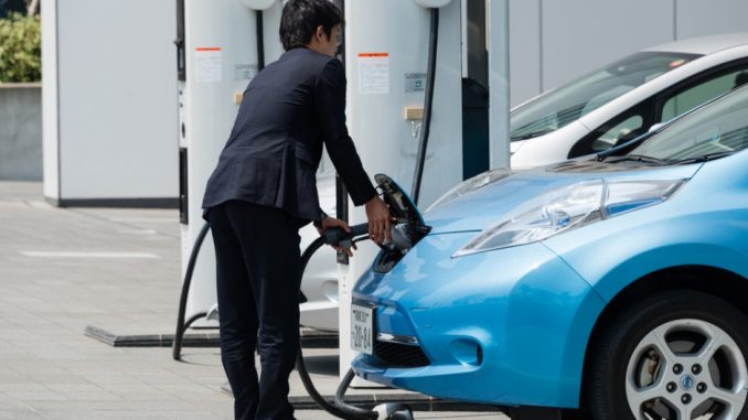 nissan-leaf-man-charging-japan japán