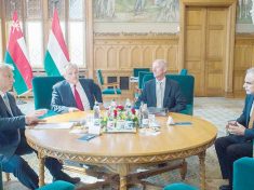 Orbán Viktor miniszterelnök Hernádi Zsolt Mol-vezér társaságában a napokban járt Ománban, ahol energetikai kérdésekről tárgyalt