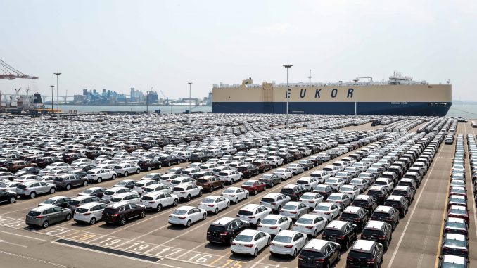 kia-cars-awaiting-shipment-at-pyeongtaek-port_1 hajódugó