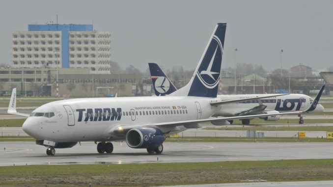 TAROM_Boeing_737-700;_YR-BGH@AMS;15.04.2013_705dy_(8680625362)