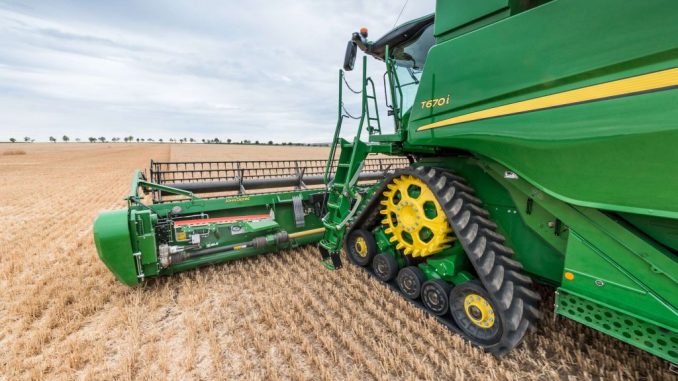 John_Deere_T670i_combine_with_new_tracks