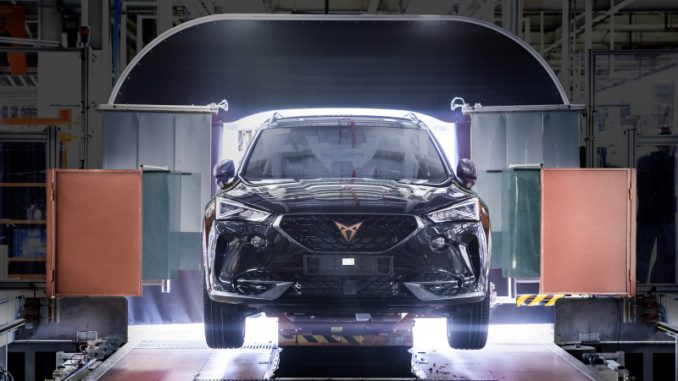 CUPRA-boosts-electrification-and-starts-production-of-the-Formentor-e-HYBRID_01_HQ(1)