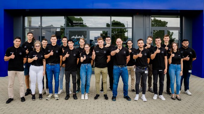 tiz-eve-kepzi-a-kecskemeti-mercedes-benz-gyar-a-jovo-mernokeit kecskeméti Mercedes-Benz