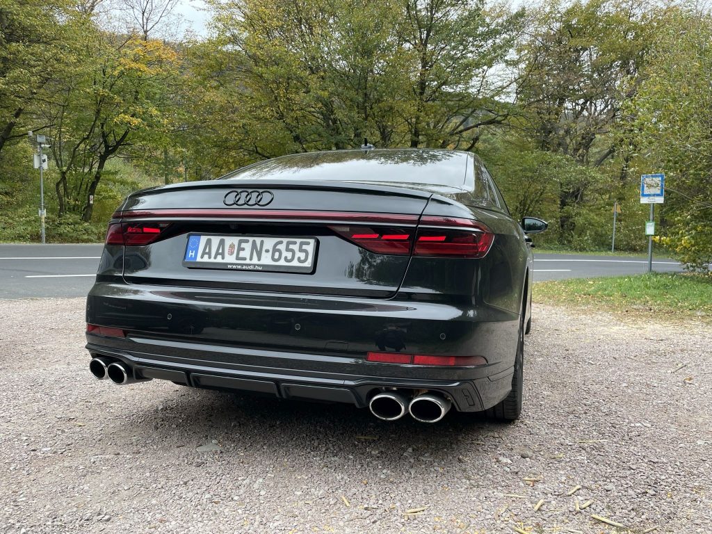 Audi S8 1/1 autó