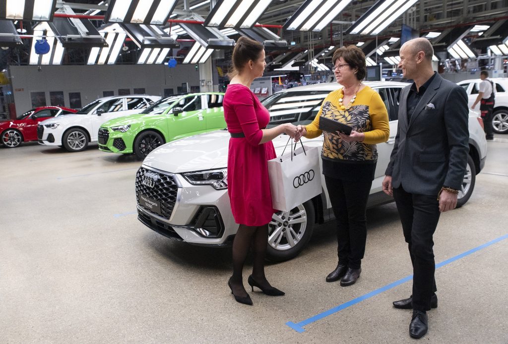 Átadták az ötvenezredik új Audit Magyarországon egy győri Audi Q3 modellt_1