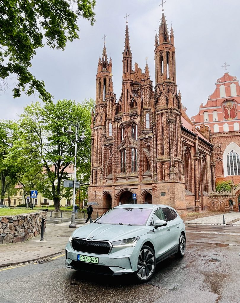 Vilniusban a Szent Anna-templom előtt