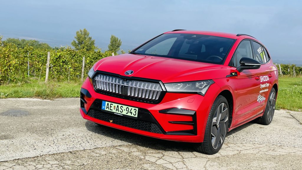 Legnagyobb sebessége 180 kilométer/óra, ezzel az RS a leggyorsabb elektromos Skoda. Légellenállási együtthatója 0,248, ami kedvezőbb, mint a sima Enyaq értéke, de rosszabb, mint a nem RS változat 0,234-es együtthatója. Álló helyzetből 100 kilométer/óra sebességre 6,5 másodperc alatt gyorsul a cseh vitéz