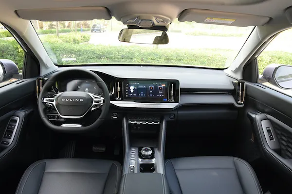 Wuling-Xingyun-interior