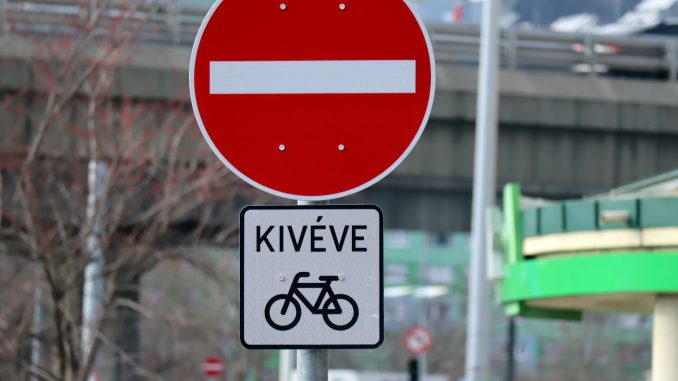 Egyirányú forgalmú útszakasz behajtani tilos kivéve kerékpárok tábla kerékpárral