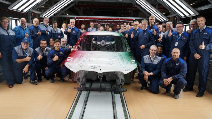 P90563721_highRes_employee-of-the-new- BMW
