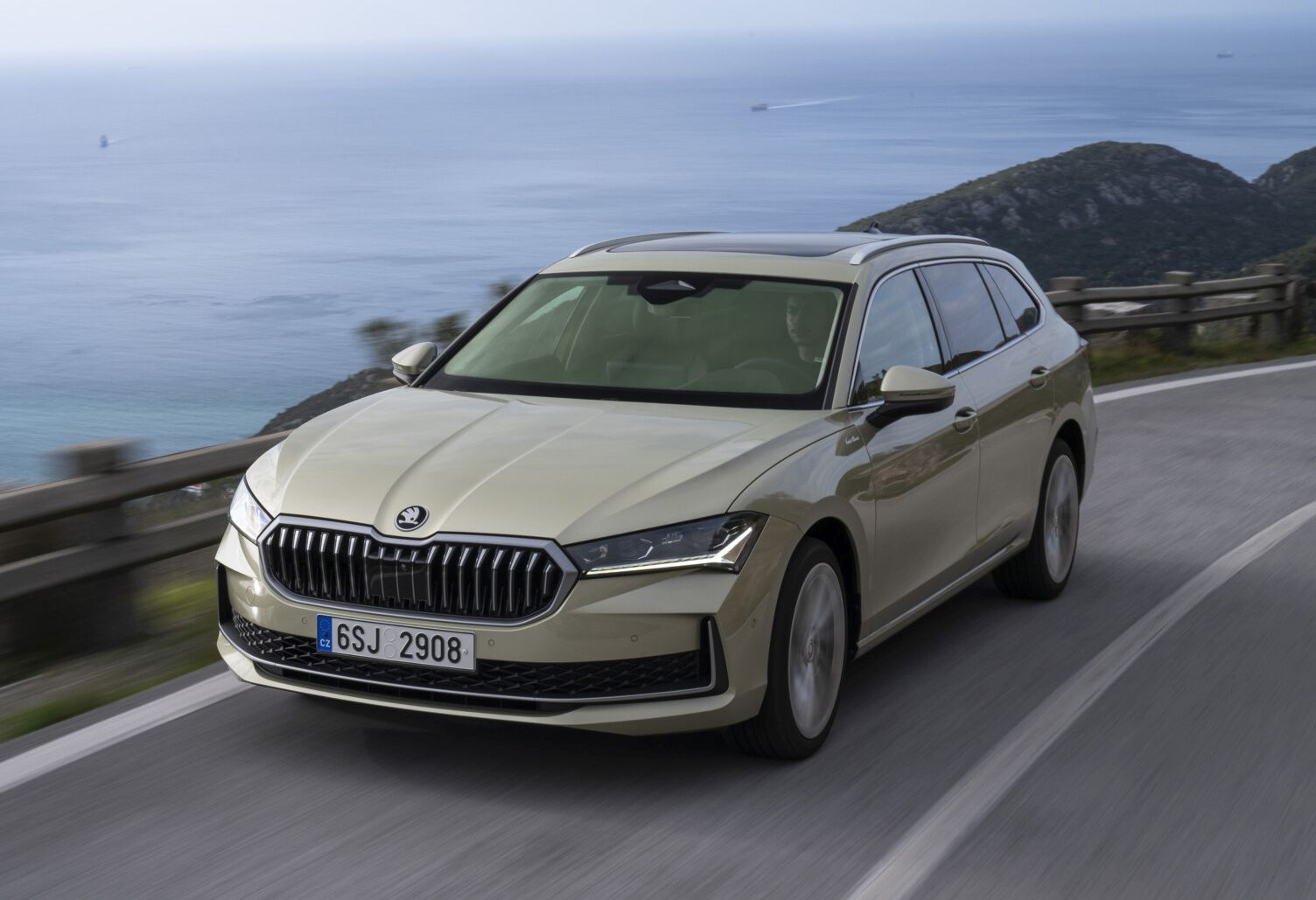 60_skoda_superb_combi_exterior_1951ed77-1920x1280