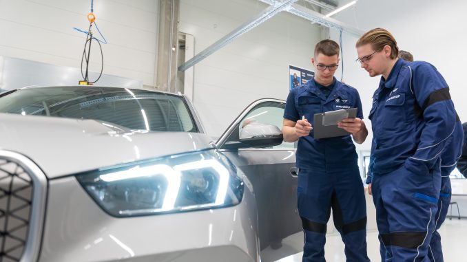P90594415_highRes_talent-factory-at-bm BMW