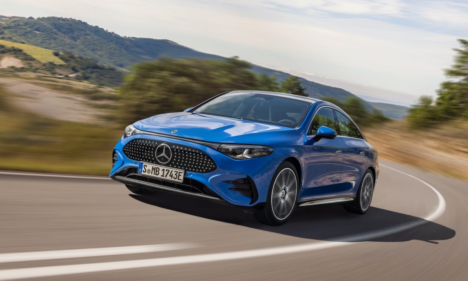 Der neue Mercedes-Benz CLA: Exterieur: AMG Line, clear blue metallic The all-new Mercedes-Benz CLA: exterior: AMG Line, clear blue metallic