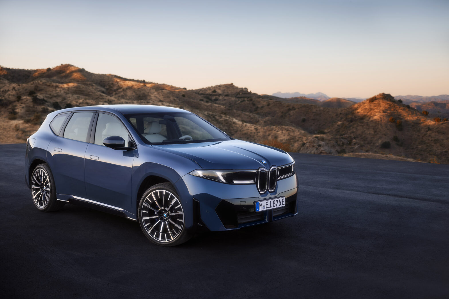 P90615621_highRes_the-new-bmw-ix3-50-x-1568x1045