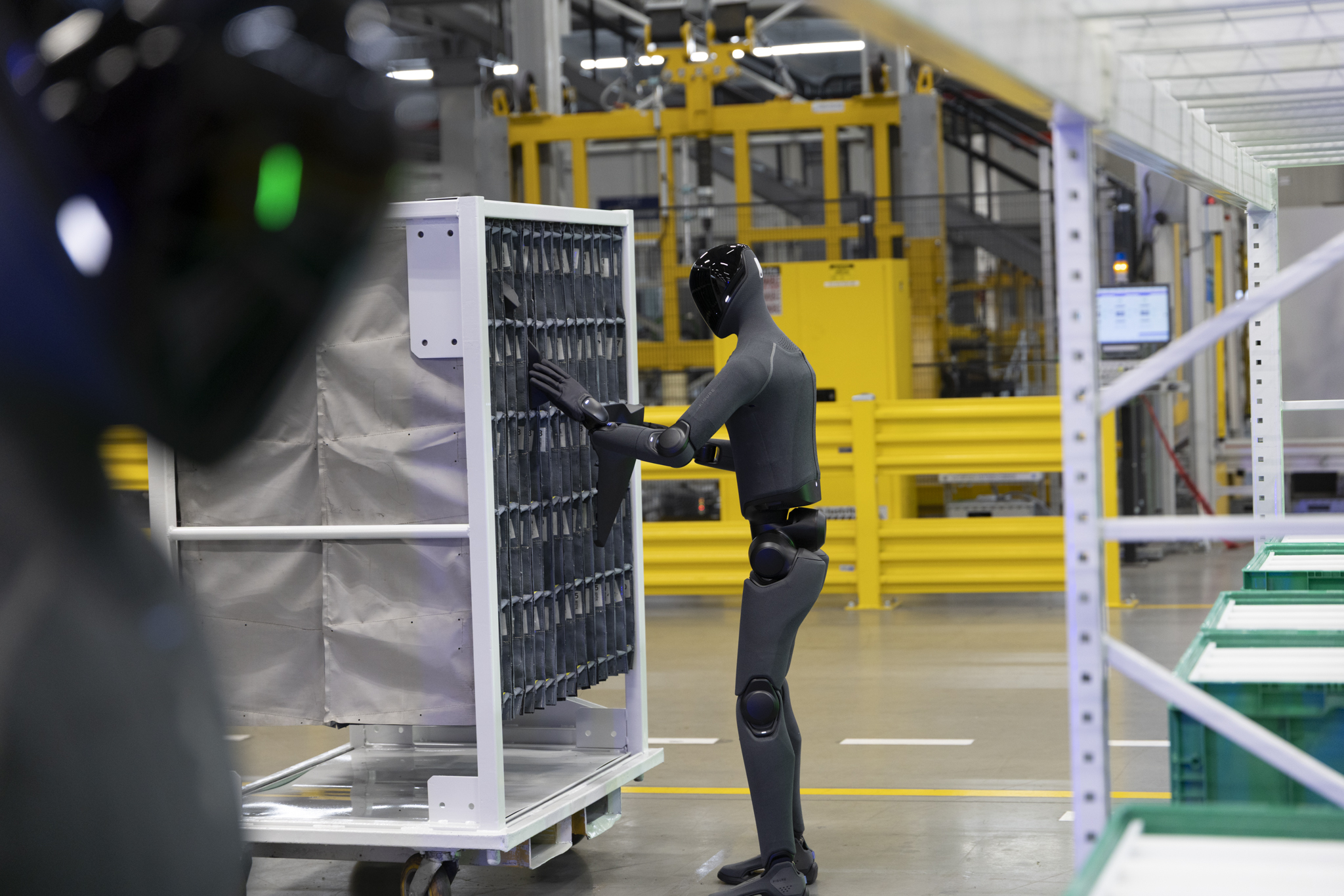 P90646726_highRes_humanoid-robot-figur